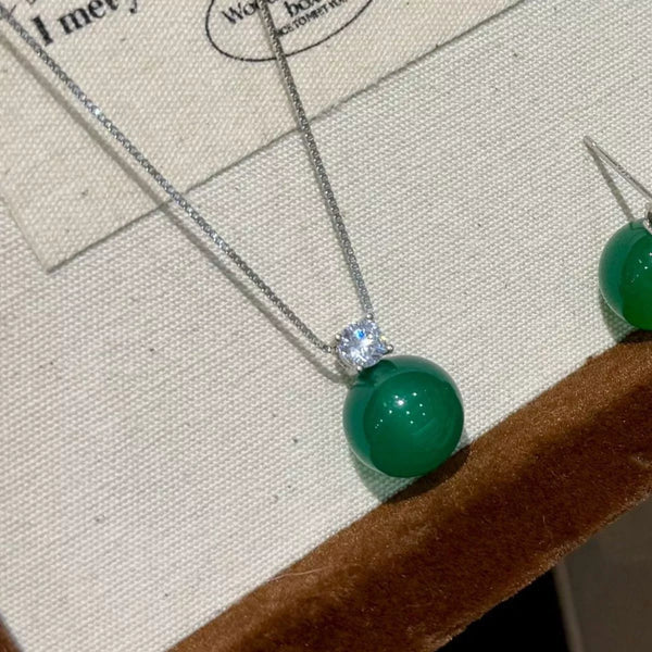 Metals, Stones, and Form: Structural Principles of Contemporary Female Adornment